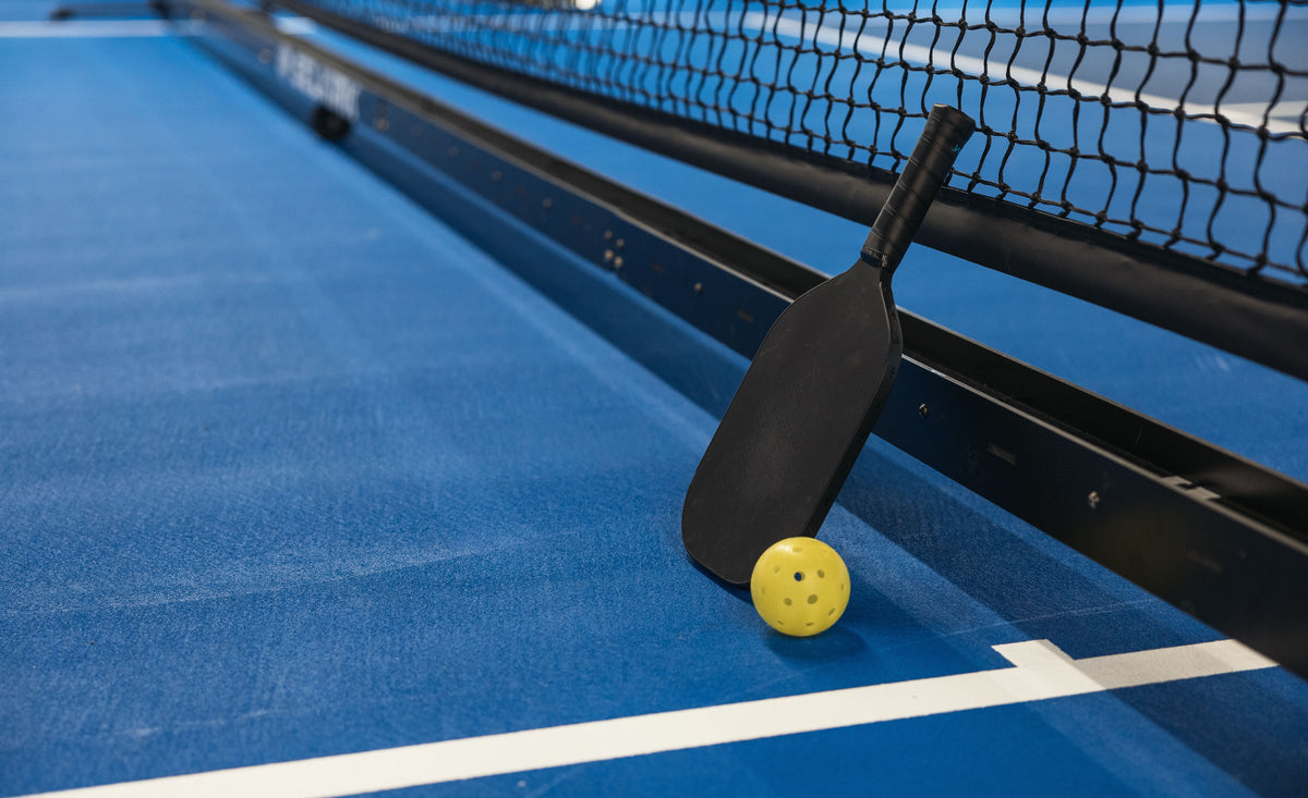 Picklewerk Hero – Pickleball Schläger und Ball am Netz